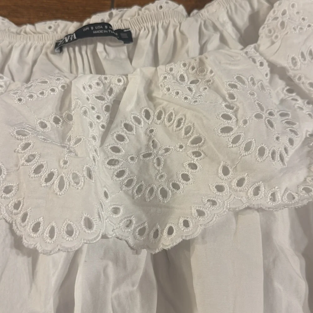 ZARA cute off-the-shoulder long-sleeved crop top
